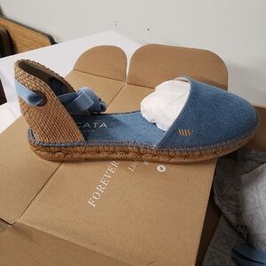 New In Box  ..Viscata Blue Denim Espadrille  Sandals